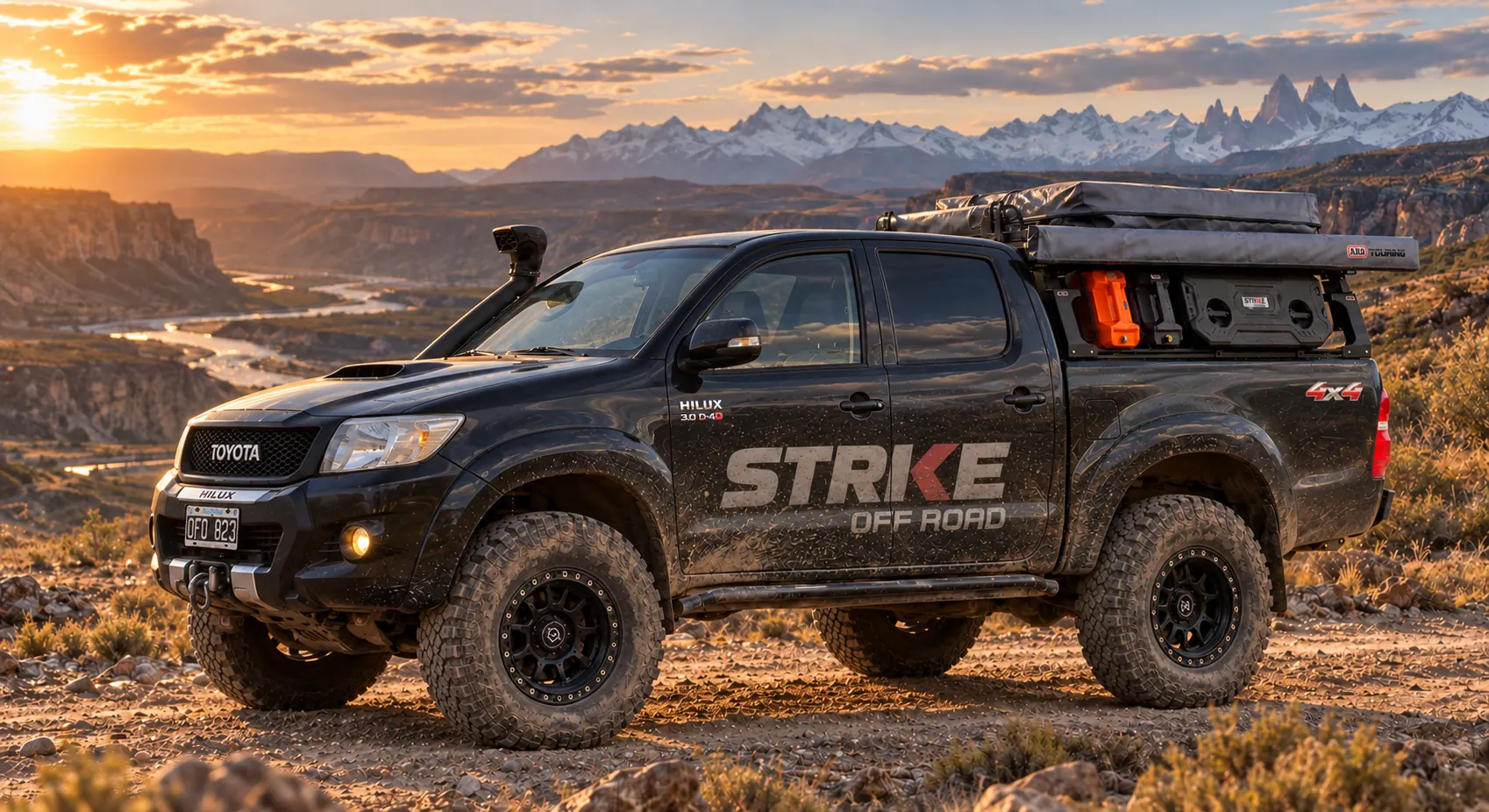 Toyota Hilux negra equipada por Strike Off Road con rack de caja, en la Patagonia